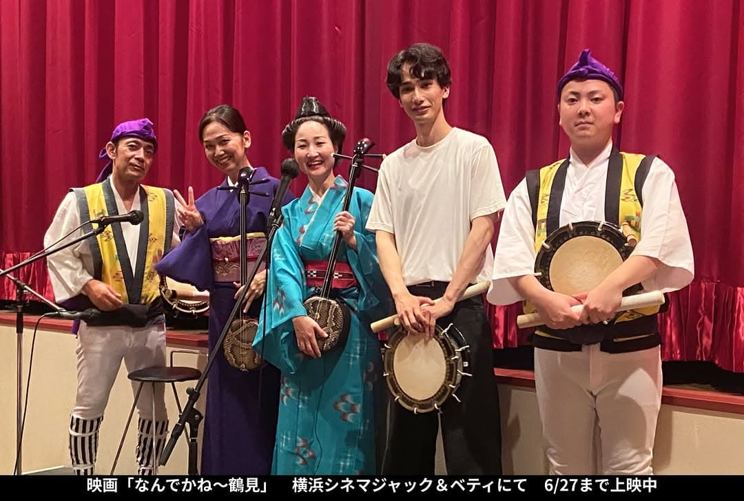 仲間とともに舞台で演奏するあゆみ